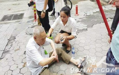 女子扶摔倒大妈