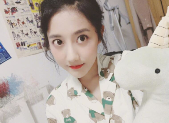 李艺彤回应唱英文歌