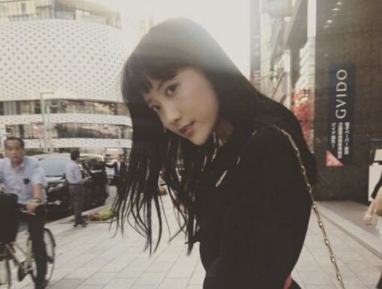 李艺彤回应唱英文歌