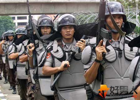 印尼士兵朝平民开枪