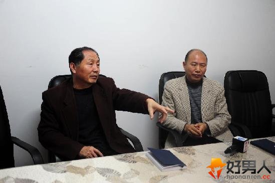 冯树海和李庚东(左)介绍李青山的情况