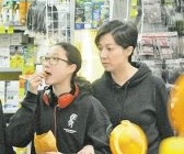 吴绮莉带女儿逛街 “小龙女”愈大愈似房祖名