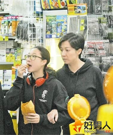吴绮莉带小龙女逛街