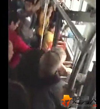 老人暴打未让座女孩