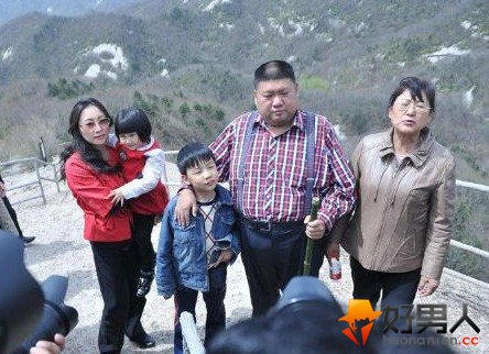 毛新宇偕夫人游河南天池山