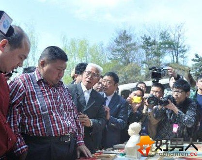 毛新宇偕夫人游河南天池山