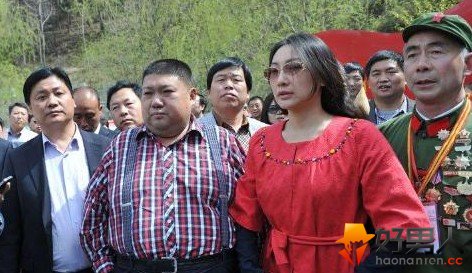 毛新宇偕夫人游河南天池山