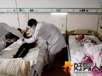 男童模仿灰太狼烤羊