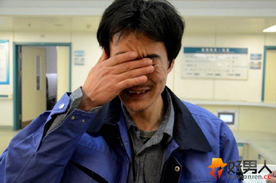 男童模仿灰太狼烤羊