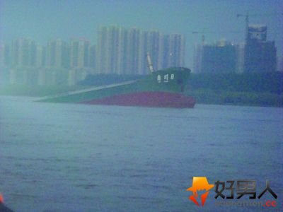 货轮沉没大桥安然无恙