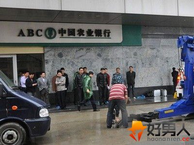 运钞押运员在车内开枪自杀