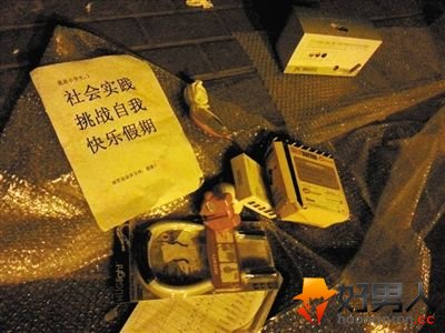被抄摊位边摆着田先生为女儿打印的请城管叔叔支持的说明