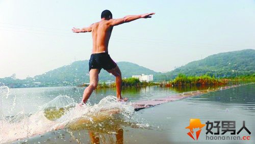 少林武僧上演水上漂