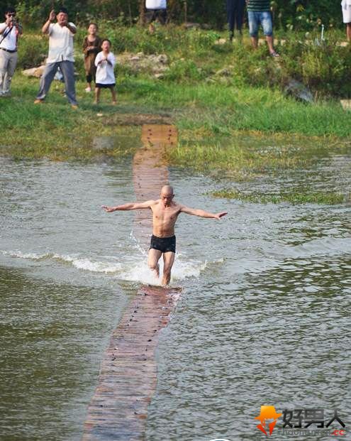 少林武僧上演水上漂
