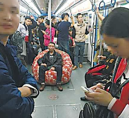 大叔自带沙发坐轻轨 重庆大爷坐地铁自带沙发软卧如何过安检是什么沙发(图)
