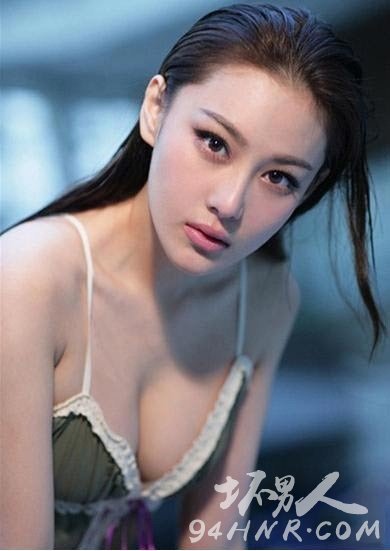 张馨予不管她的绯闻有多少,人还是挺漂亮的,胸也很美