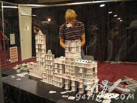 世界最大型扑克牌建筑物 扑克牌建筑师Bryan Berg创纪录