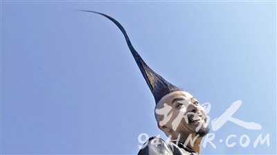 【图】世界上最高的莫西干头,15年成就113厘米莫西干发型,太雷人了