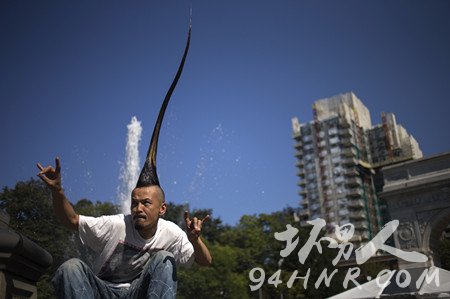 【图】世界上最高的莫西干头,15年成就113厘米莫西干发型,太雷人了