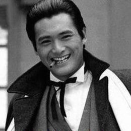 ��������ָ�ϣ����������е���ʿ�����뷢ɫ��ͷ