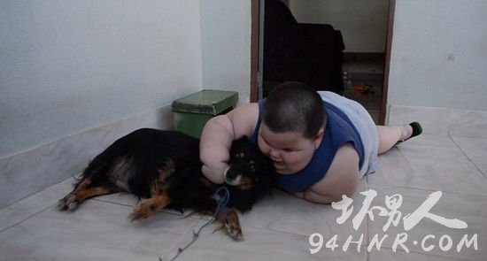 患有普拉德-威利综合症的孩子,要比其他同龄人多吃2到5倍食物,而且依然觉得饿(网页截图)