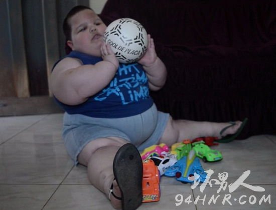 米塞尔出生时体重2.9公斤,他的体重每个月会增加2.7公斤,现在胖得几乎无法走路(网页截图)