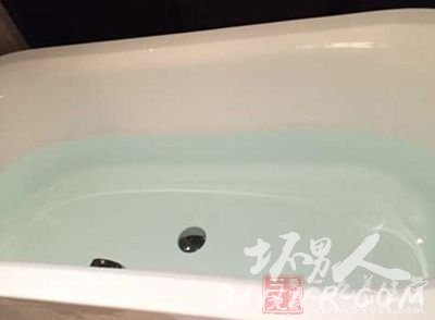 Èç¹ûÆÈ²»µÃÒÑÔÚÁÙ˯ǰϴÔ裬¾ÍÔÚ×îºóÓÃÀäË®Àä·óһ϶îÍ·£¬Ò²ÓÐÖúÓÚÌåÎÂѸËÙ½µµÍ¡£ Èç¹ûÆÈ²»µÃÒÑÔÚÁÙ˯ǰϴÔ裬¾ÍÔÚ×îºóÓÃÀäË®Àä·óһ϶îÍ·£¬Ò²ÓÐÖúÓÚÌåÎÂѸËÙ½µµÍ¡£