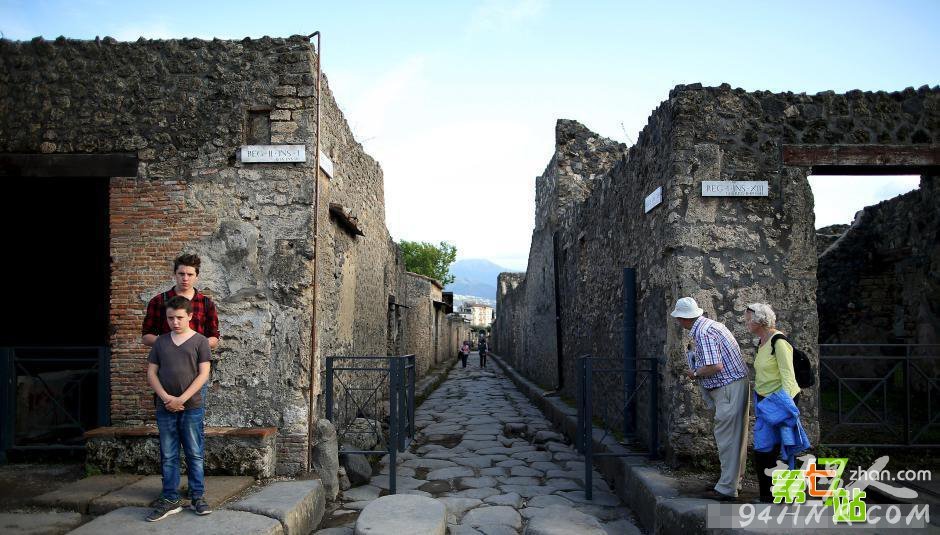 情侣被火山吞没 千年后被发现身体无法分开