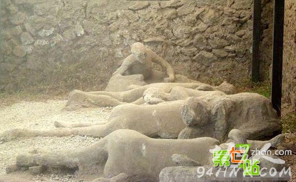 情侣被火山吞没 千年后被发现身体无法分开