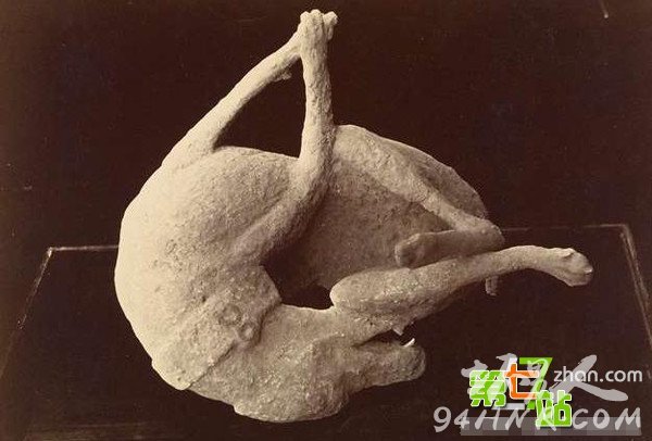 情侣被火山吞没 千年后被发现身体无法分开