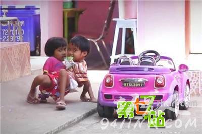 7岁连体姐妹共用双腿 揭秘连体人日常生活_图1