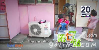 7岁连体姐妹共用双腿 揭秘连体人日常生活(2)_图1