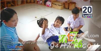 7岁连体姐妹共用双腿 揭秘连体人日常生活(4)_图1