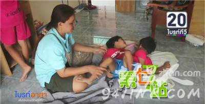 7岁连体姐妹共用双腿 揭秘连体人日常生活(3)_图1
