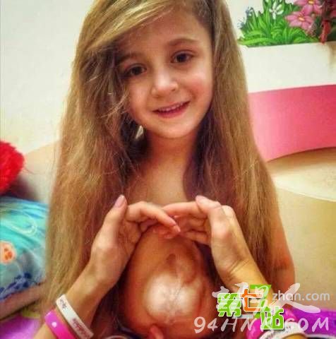 6岁女孩脱光上衣后 所有人都惊呆了