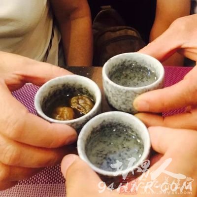 不管是朋友聚会,还是一个男人的喜好,喝酒永远都是主题 不管是朋友聚会,还是一个男人的喜好,喝酒永远都是主题