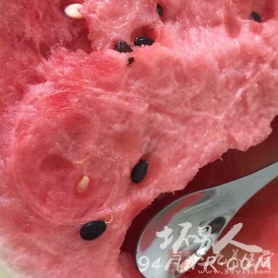 西瓜利尿,酒后吃西瓜就有利于将酒精排出体外 西瓜利尿,酒后吃西瓜就有利于将酒精排出体外