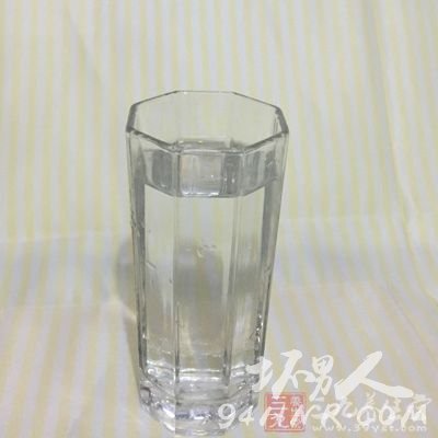 吐酒之后要喝点水,漱漱口 吐酒之后要喝点水,漱漱口