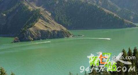 惊呆!游客目睹天池怪兽出水 当场被吓晕