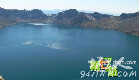 惊呆!游客目睹天池怪兽出水 当场被吓晕