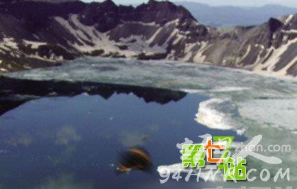 惊呆!游客目睹天池怪兽出水 当场被吓晕