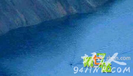 惊呆!游客目睹天池怪兽出水 当场被吓晕