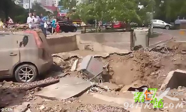 马路地面瞬间爆起惊悚一幕:吓坏过路女子