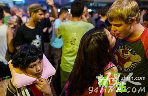 ʵ��̩������ҹ�����Ů������˺���