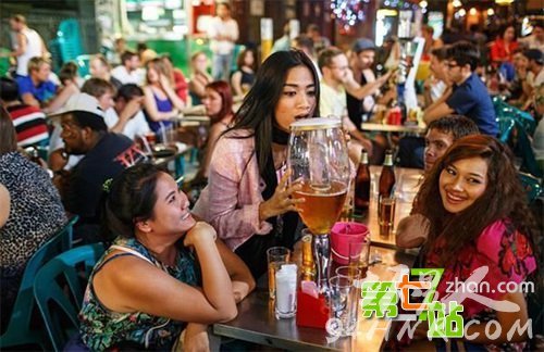 ʵ��̩������ҹ�����Ů������˺���