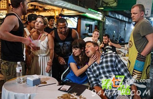 实拍泰国激情夜生活:美女当街如此豪放