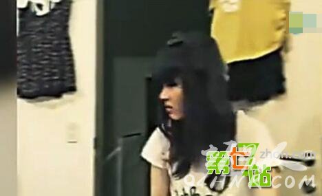 恐怖!美女直播时撞鬼 被一只手摸脑袋