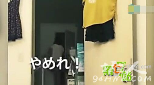 恐怖!美女直播时撞鬼 被一只手摸脑袋