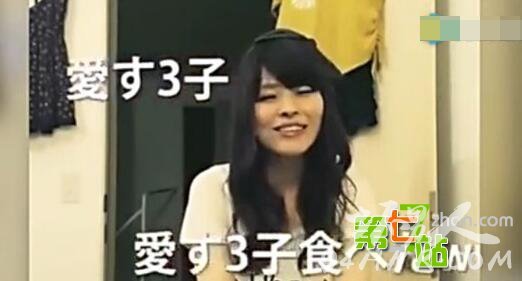 恐怖!美女直播时撞鬼 被一只手摸脑袋