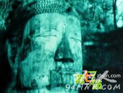 乐山大佛闭眼